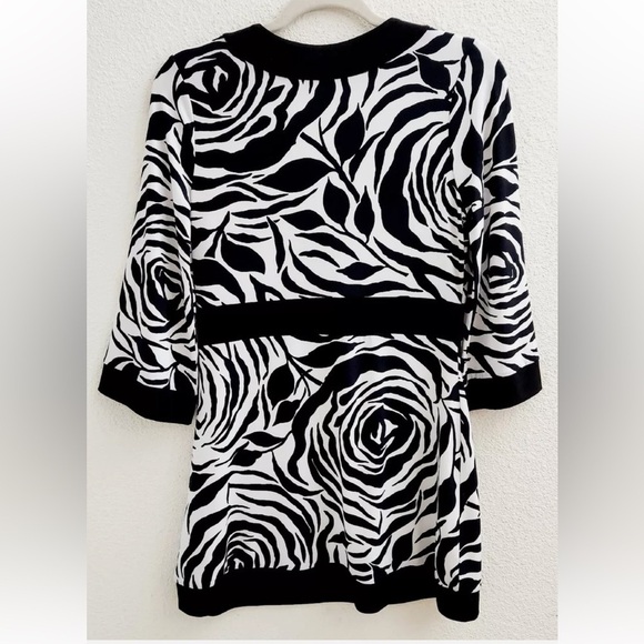 White House Black Market signature knits size medium - Picture 2 of 6